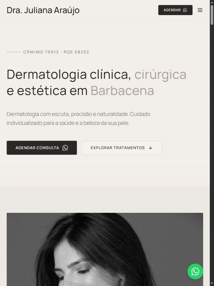 Abertura do site de Juliana em tablet, com título, chamada de agendamento e início do retrato.