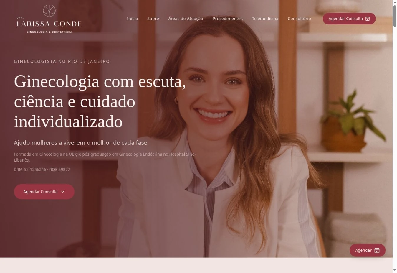 Abertura do site da Dra. Larissa Conde, com retrato ao fundo, texto à esquerda e botão de agendamento em tons de vinho.